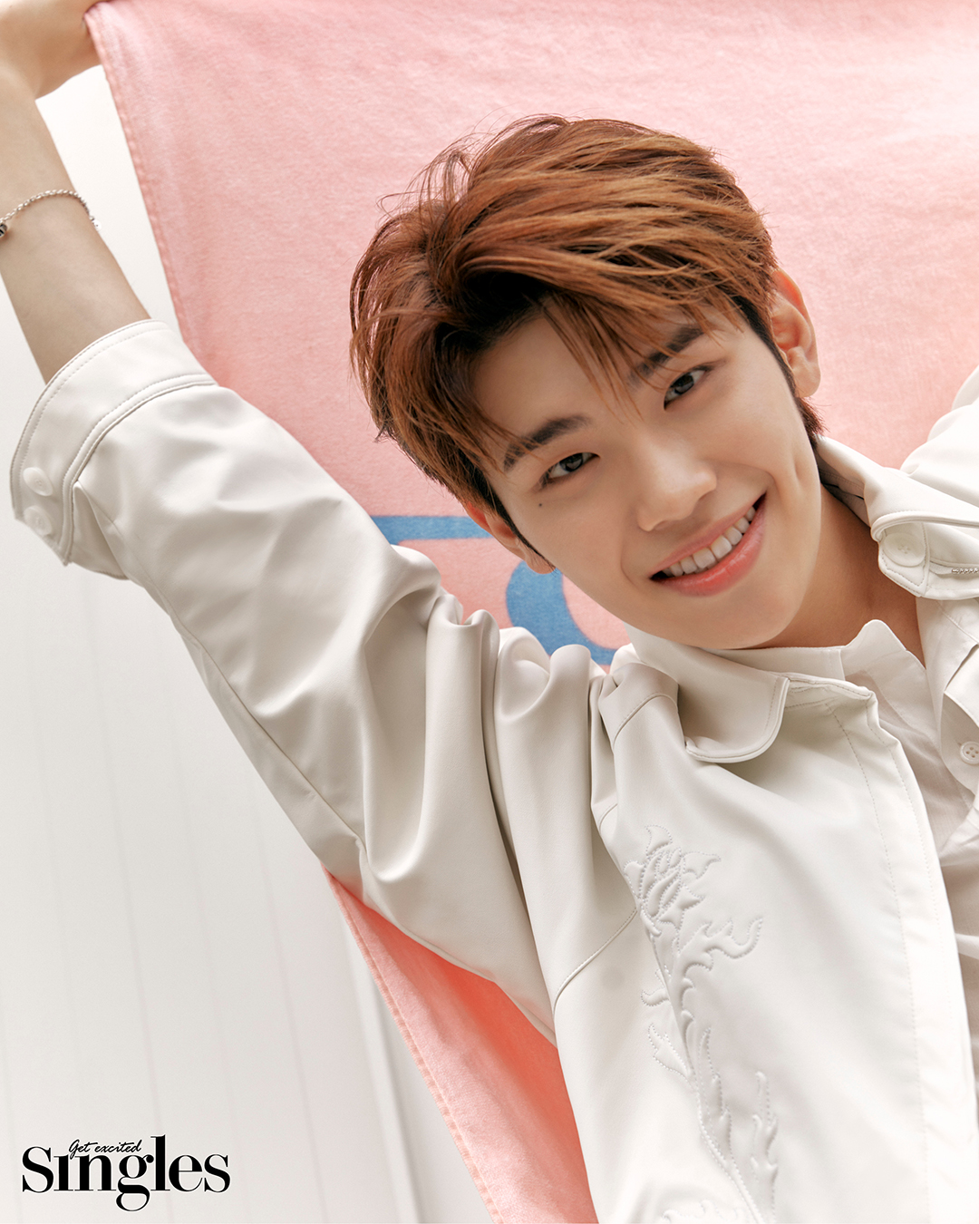 태래가 604서비스의 재킷, 설밤의 셔츠를 착용하고 촬영한 싱글즈 화보